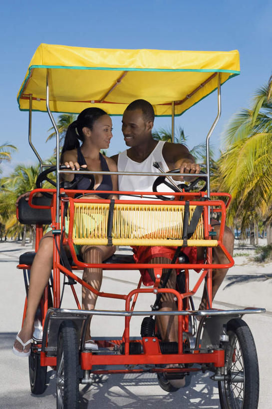 西方人,两个人,家庭,夫妻,坐,抱,笑,微笑,露齿笑,竖图,室外,白天,正面,泳装,比基尼,爱情,沙滩,植物,汽车,观光车,棕榈树,叶子,欧洲,非洲,黑人,欧洲人,阴影,服装,光线,背心,沙子,影子,海岸,绿叶,沙地,浪漫,注视,车,树,树木,衣服,蓝色,绿色,蓝天,天空,阳光,自然,交通工具,天,观察,看,温暖,温馨,一家人,嫩叶,恩爱,恋人,服饰,生长,晴朗,成长,抱着,观看,和睦,察看,搂着,衣着,穿着,关注,载具,棕榈叶,万里无云,衣饰,男人,男性,年轻男性,女人,女性,中年女性,非洲人,夫妇,情侣,叶,叶片,海滩,晴空,晴空万里,怀抱,搂,搂抱,相抱,拥抱,坐着,彩图,全身,三点式,泳衣,旅游观光车,伴侣,融洽