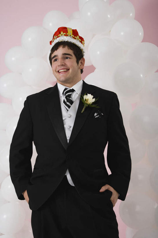 西方人,一个人,站,笑,微笑,露齿笑,竖图,室内,白天,正面,衬衫,西装,帽子,珠宝,欧洲,欧洲人,仅一个男性,仅一个人,阴影,套装,正装,装饰,反射,影子,领带,胸花,注视,职业装,仅一个年轻男性,饰品,观察,看,站着,观看,胸针,华丽,修饰,点缀,察看,双手插袋,关注,手插袋,配饰,双手抄兜,双手放兜,衬托,美观,雅致,雅观,男人,男性,年轻男性,白种人,插兜,两手抄兜,两手放兜,手插兜,手放口袋,站立,半身,彩图,衬衣,手抄兜