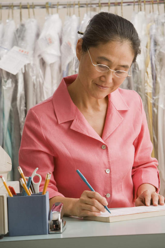 东方人,一个人,店员,商店,站,笑,微笑,竖图,室内,白天,正面,衬衫,亚洲,仅一个女性,仅一个人,一副,握,阴影,反射,笔,眼镜,影子,办公用品,注视,黄种人,商铺,水笔,文具,粉色,学习用品,低头,观察,看,站着,仅一个中年女性,营业员,握着,观看,文具用品,察看,书写,关注,干洗店,近视眼镜,市肆,商号,销售人员,誊写,女人,女性,中年女性,亚洲人,售货员,站立,半身,彩图,衬衣,店铺