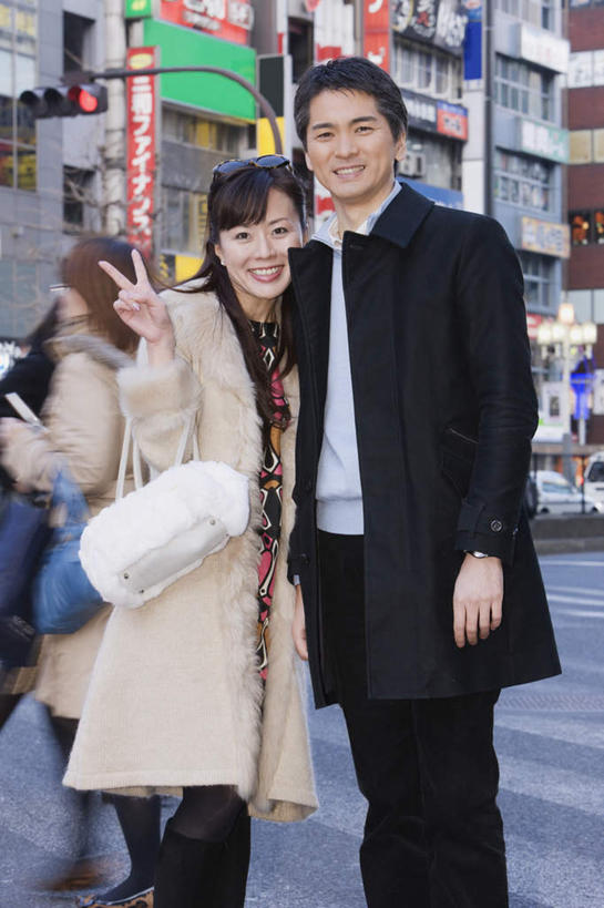 东方人,中年人,两个人,家庭,夫妻,高楼大厦,站,笑,微笑,露齿笑,竖图,室外,白天,正面,爱情,快乐,兴奋,骄傲,安全,成功,胜利,大厦,建筑,摩天大楼,人行横道,亚洲,阴影,服装,光线,包,皮包,影子,红绿灯,人行道,信号灯,交通,浪漫,注视,休闲装,黄种人,衣服,红色,阳光,观察,看,靠,靠着,手势,站着,休闲,温暖,温馨,一家人,休闲服,恩爱,警示,自信,恋人,服饰,观看,单肩包,和睦,察看,关注,提示,人行横道线,流通,交通信号灯,行人信号灯,男人,男性,女人,女性,中年男性,中年女性,亚洲人,夫妇,情侣,斑马线,站立,半身,彩图,欢乐,开心,大楼,高层建筑,高楼,摩天楼,伴侣,融洽