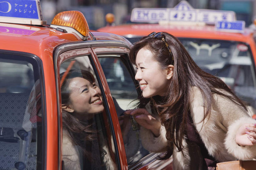 东方人,一个人,站,笑,微笑,露齿笑,横图,室外,白天,侧面,出租车,汽车,照明,亚洲,仅一个女性,仅一个人,一辆,弯腰,阴影,服装,光线,影子,灯光,注视,休闲装,黄种人,车,灯,衣服,阳光,灯具,交通工具,轿车,观察,看,站着,仅一个中年女性,休闲,休闲服,服饰,观看,照亮,察看,照明设备,关注,载具,的士,计程车,弯身,出租车顶灯,出租车广告顶灯,汽车顶灯,女人,女性,中年女性,亚洲人,站立,半身,彩图