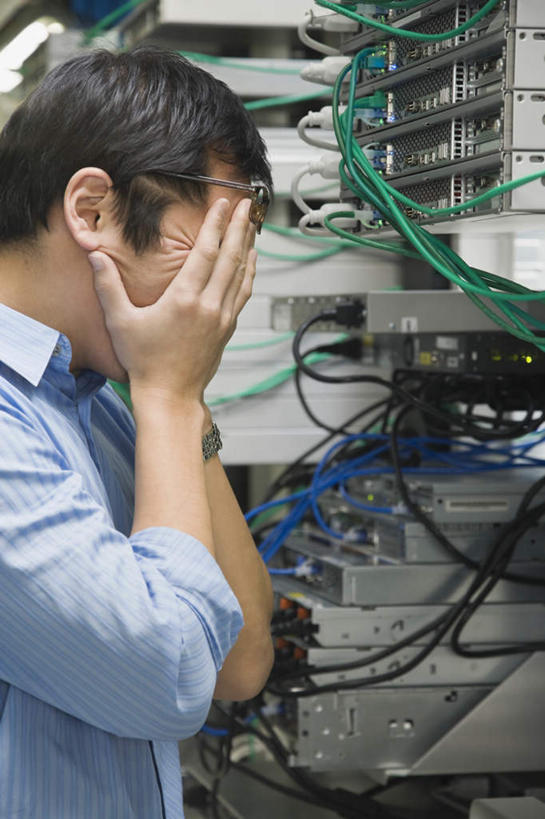 东方人,一个人,商务人士,商务男性,站,竖图,室内,白天,侧面,衬衫,通讯,失败,电脑,数据,亚洲,仅一个男性,仅一个人,仅一个中年男性,套装,沮丧,传输,网络,黄种人,输入设备,通讯设备,开关,按钮,站着,难受,台式电脑,无奈,遮,遮掩,失望,悲伤,光驱,网线,主机,掩盖,机箱,伤心,遮挡,难过,失落,通信设备,水晶头,商务装,工薪阶层,遮盖,颓废,光盘驱动器,挫败,受挫,落败,落空,错过,失足,失意,失策,失算,颓丧,衰颓,悲哀,懊丧,颓靡,气馁,丧气,线缆,掩饰,败北,挫折,失利,男人,男性,中年男性,亚洲人,白领,上班族,站立,半身,彩图,衬衣