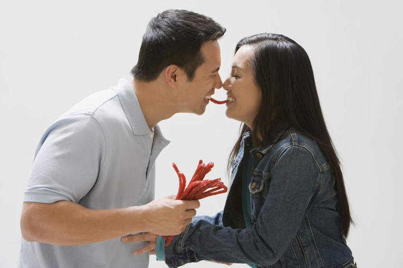 东方人,中年人,两个人,家庭,夫妻,站,闭眼,笑,吃,微笑,露齿笑,横图,室内,白天,侧面,爱情,亚洲,握,灰色背景,服装,食品,糖,糖果,甜点,甜品,浪漫,拿,拿着,休闲装,黄种人,食物,衣服,甜食,站着,休闲,温暖,温馨,一家人,休闲服,恩爱,握着,恋人,摄影,服饰,影棚,和睦,甘草糖,男人,男性,女人,女性,中年男性,中年女性,亚洲人,夫妇,情侣,闭眼睛,闭着眼,闭着眼睛,嚼,食,站立,半身,彩图,影棚拍摄,拍摄,盐甘草糖,伴侣,融洽