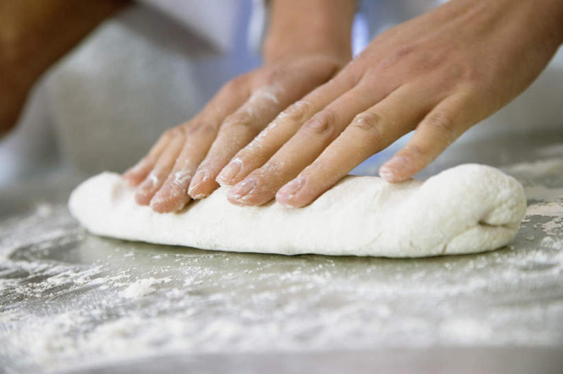 西方人,手,一个人,烘培师,横图,室内,特写,白天,正面,桌面,桌子,欧洲,欧洲人,双手,仅一个年轻女性,仅一个女性,仅一个人,朦胧,模糊,粉末,面粉,粮食,手部,粉,搭,农产品,搭着,原材料,粉状,年轻女性,女人,女性,白种人,糕点师,面包师,半身,彩图,厨房料理台,料理台