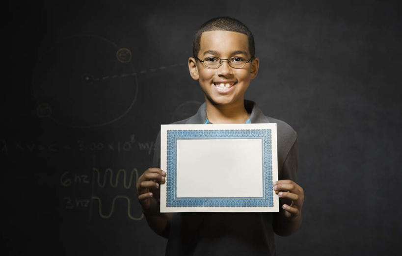 西方人,儿童,一个人,学校,站,笑,微笑,露齿笑,横图,室内,白天,正面,纯洁,成功,胜利,欧洲,欧洲人,仅一个男性,仅一个人,握,服装,眼镜,拿,拿着,注视,休闲装,校园,小孩,衣服,黑板,观察,看,站着,仅一个小孩,休闲,教室,休闲服,光彩,可爱,童年,童趣,教学,握着,服饰,观看,察看,证书,关注,荣誉,近视眼镜,童真,烂漫,无邪,荣耀,耐磨,教学黑板,光荣,天真,男孩,男人,男性,白种人,孩子,站立,半身,彩图,获奖证书,荣誉证书,男生