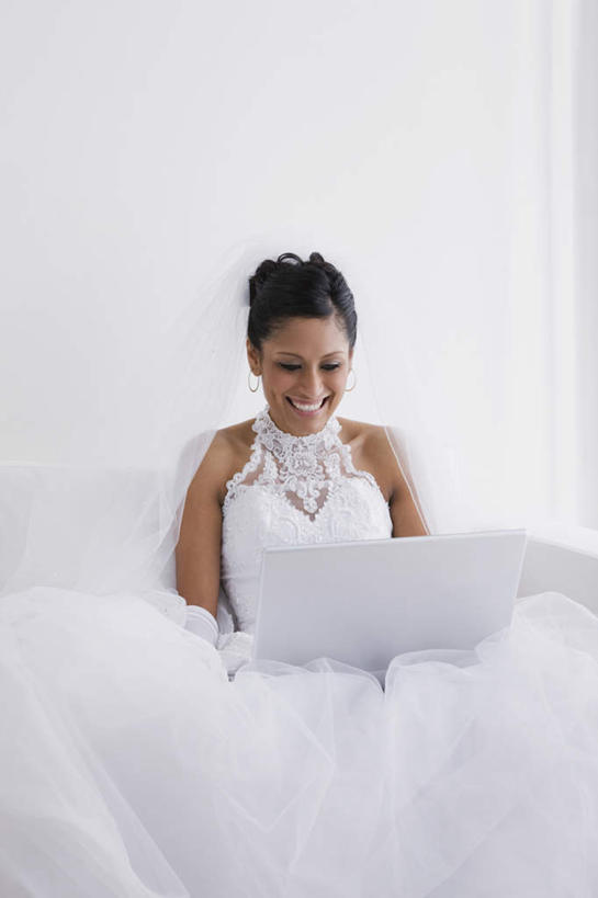 女,西方人,一个人,新娘,坐,闭眼,笑,微笑,露齿笑,竖图,室内,白天,白色背景,正面,婚纱,婚礼,快乐,床,项链,欧洲,欧洲人,仅一个年轻女性,仅一个女性,仅一个人,头纱,朦胧,模糊,庆祝,床单,结婚,被子,装饰品,饰品,首饰,喜庆,摄影,单人床,影棚,纪念,被单,年轻女性,女性,白种人,闭眼睛,闭着眼,闭着眼睛,坐着,半身,彩图,影棚拍摄,婚礼服,礼服,高兴,拍摄,婚礼头纱