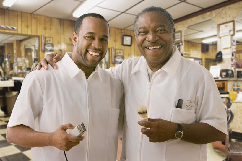 西方人,两个人,家庭,父亲,儿子,理发师,站,笑,微笑,露齿笑,横图,室内,白天,正面,工作服,制服,欧洲,非洲,黑人,欧洲人,握,剃须刀,拿,拿着,注视,观察,看,清洁,站着,温暖,温馨,父子,一家人,父爱,搭,护理,握着,观看,刮胡刀,和睦,察看,家电,家用电器,搭着,关注,剃须,电动剃须刀,仪容,工作制服,仪表,老年男性,男人,男性,中年男性,非洲人,发型师,理发员,美发师,站立,半身,彩图,工作套服,融洽,小家电