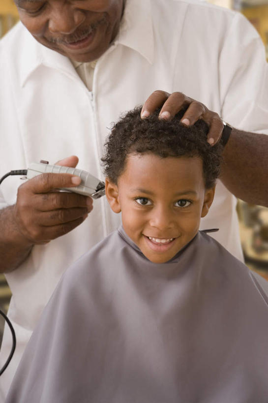 西方人,儿童,老年人,两个人,理发师,站,坐,笑,微笑,露齿笑,竖图,室内,白天,正面,纯洁,椅子,欧洲,欧洲人,握,服装,刀具,拿,围兜,拿着,注视,休闲装,小孩,衣服,刀,观察,看,站着,休闲,休闲服,可爱,童年,童趣,握着,服饰,观看,理发店,察看,美容工具,关注,剃毛刀,童真,烂漫,无邪,理发围布,剪发围布,理发围兜,围布,天真,老年男性,男孩,男人,男性,白种人,孩子,剃刀,站立,坐着,半身,彩图,剪发椅,理发椅,美发椅,液压椅,油压椅,耙刀,男生