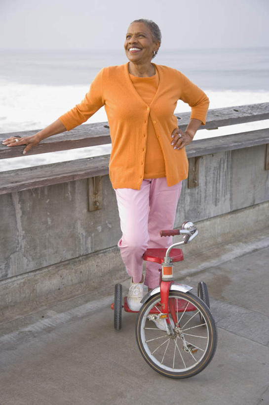 西方人,一个人,栏杆,码头,站,笑,微笑,露齿笑,竖图,室外,白天,正面,海浪,海洋,港口,欧洲,非洲,黑人,欧洲人,仅一个女性,仅一个人,一辆,服装,浪花,围栏,三轮车,注视,休闲装,手叉腰,护栏,车,脚踏车,衣服,海水,交通工具,叉腰,观察,看,站着,休闲,休闲服,橙色,搭,服饰,仅一个老年女性,观看,察看,搭着,关注,载具,儿童车,海景,老年女性,女人,女性,非洲人,大海,风浪,海,海水的波动,近岸浪,涌浪,站立,彩图,全身,摆渡口,埠头,渡口,渡头,港湾,海港,货运码头,口岸,商港,儿童三轮车