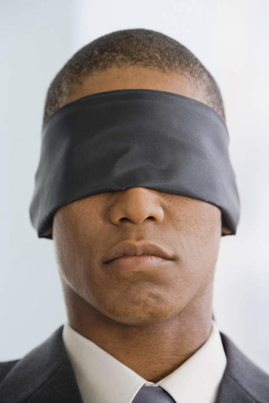 西方人,脸,头,脸颊,一个人,商务人士,商务男性,竖图,室内,特写,白天,白色背景,正面,衬衫,欧洲,欧洲人,仅一个男性,仅一个人,套装,仅一个年轻男性,眼罩,遮,遮掩,摄影,影棚,掩盖,遮挡,商务装,工薪阶层,遮盖,掩饰,男人,男性,年轻男性,白种人,头部,脸部,脸蛋,面部,白领,上班族,半身,彩图,影棚拍摄,衬衣,拍摄,睡眠眼罩,遮光眼罩