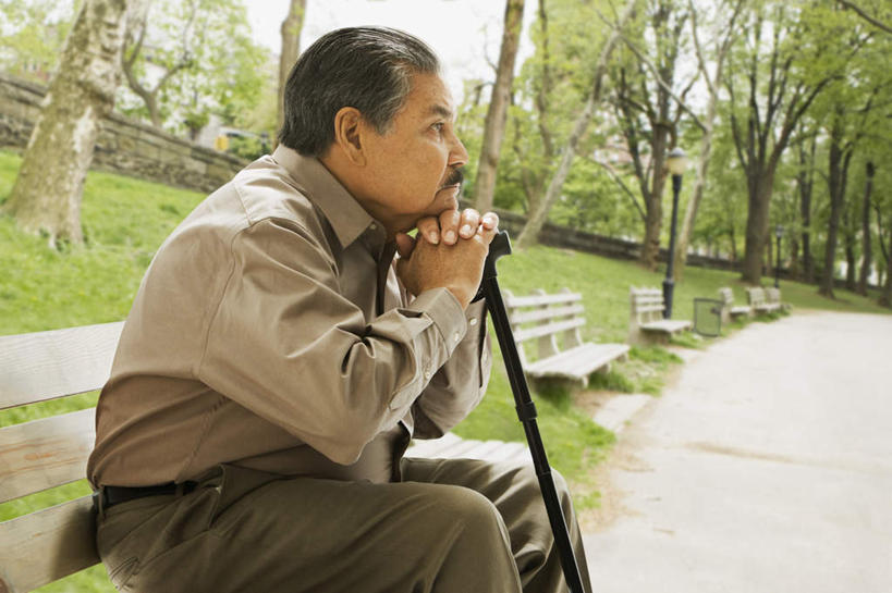 西方人,一个人,坐,横图,室外,白天,侧面,草地,草坪,植物,椅子,欧洲,欧洲人,仅一个男性,仅一个人,握,阴影,服装,光线,工具,影子,木椅,注视,休闲装,草,树,树木,一个,衣服,绿色,阳光,自然,观察,看,仅一个老年男性,休闲,休闲服,器械,搭,握着,服饰,生长,单个,成长,拐杖,观看,察看,搭着,关注,医疗器械,辅助设备,前臂拐,老年男性,男人,男性,白种人,坐着,半身,彩图