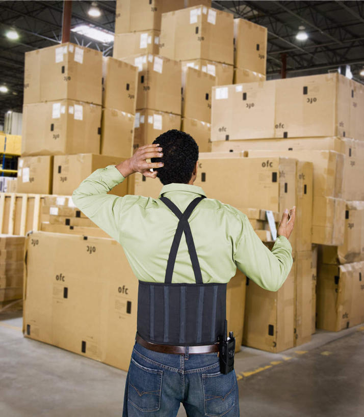 西方人,一个人,工厂,站,举,竖图,室内,白天,工作服,制服,欧洲,欧洲人,仅一个男性,仅一个人,仅一个中年男性,一堆,许多,阴影,堆叠,堆积,裤子,光线,包装,影子,纸箱,灯光,工人,背面,容器,箱子,托,站着,背带裤,堆,纸板箱,包装箱,工作制服,饭单裤,工装裤,男人,男性,中年男性,白种人,举起,举手,举着,向上举,向上伸,向上托,站立,半身,彩图,工作套服,工地,制造厂