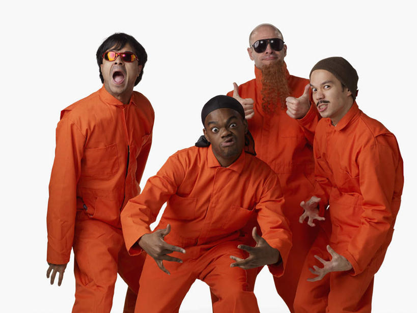 西方人,四个人,伙伴,朋友,站,横图,室内,白天,白色背景,正面,友谊,智慧,欧洲,非洲,黑人,欧洲人,亚洲,阴影,突出,服装,反射,墨镜,眼镜,影子,注视,称赞,表扬,衣服,太阳镜,太阳眼镜,观察,看,手势,站着,张嘴,橙色,遮阳镜,竖,摄影,服饰,影棚,观看,翘,高,察看,监禁,夸奖,衣着,优秀,穿着,关注,禁锢,张大嘴巴,好,妙,顺利,出色,超群,杰出,卓越,奇妙,衣饰,聪明,友情,男人,男性,年轻男性,中年男性,白种人,非洲人,亚洲人,印度人,大拇指,张开嘴,站立,半身,彩图,影棚拍摄,拍摄,羁系,扣留,囚系,监狱服,狱服