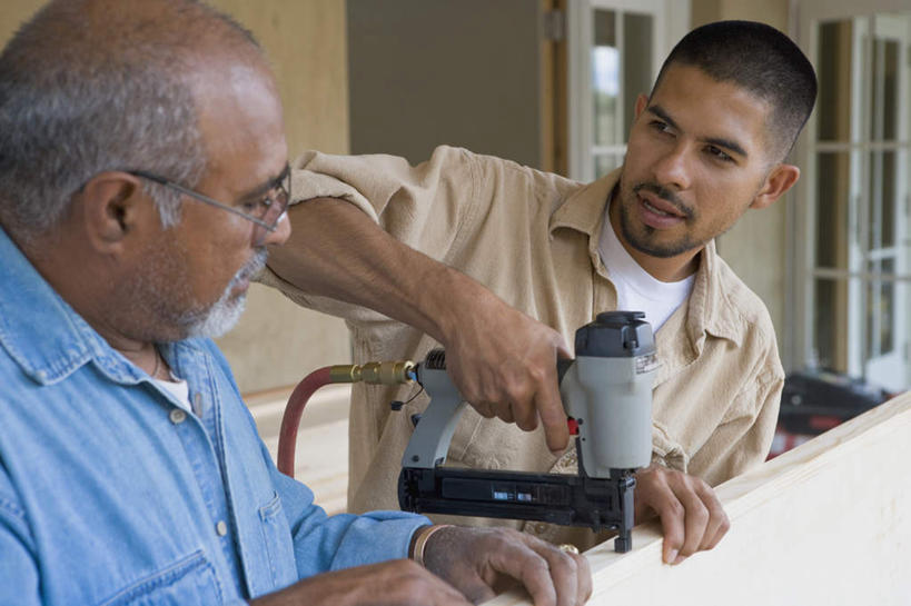 西方人,两个人,家庭,父亲,儿子,站,横图,室外,白天,正面,窗户,金属制品,欧洲,欧洲人,握,阴影,服装,反射,金属,工具,木材,眼镜,影子,墙,注视,休闲装,玻璃窗,墙壁,墙面,木柴,衣服,白色,观察,看,站着,休闲,温暖,温馨,父子,一家人,休闲服,父爱,握着,服饰,木料,观看,老花镜,和睦,察看,关注,手摇钻,钻孔,手钻,远视眼镜,老年男性,男人,男性,年轻男性,白种人,站立,半身,彩图,融洽