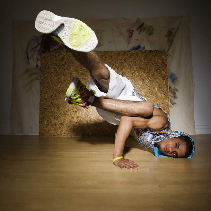 西方人,一个人,方图,室内,夜晚,正面,运动服,聚会,奢侈,跳舞,夜生活,地板,欧洲,欧洲人,仅一个男性,仅一个人,撑,踢,阴影,服装,反射,影子,地面,注视,娱乐,木地板,仅一个年轻男性,衣服,观察,看,休闲,放松,服饰,观看,夜店,察看,撑着,衣着,穿着,关注,夜总会,舞姿,霹雳舞,衣饰,男人,男性,年轻男性,白种人,半身,彩图,舞蹈,运动装