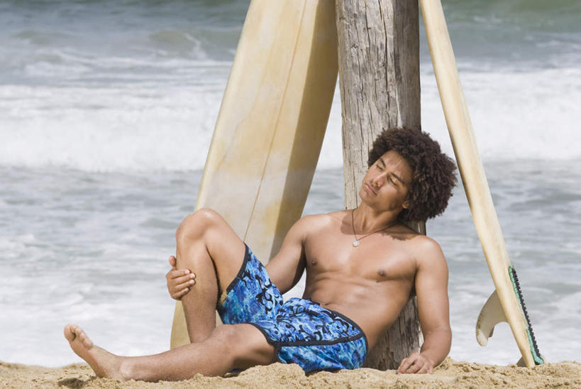 西方人,一个人,坐,闭眼,睡,横图,室外,白天,正面,海浪,海洋,沙滩,欧洲,非洲,黑人,欧洲人,仅一个男性,仅一个人,阴影,短裤,裤子,光线,沙子,影子,海岸,浪花,沙地,光脚,裸露,仅一个年轻男性,蓝色,阳光,海水,靠,靠着,赤脚,沙滩裤,裸,海景,男人,男性,年轻男性,非洲人,大海,风浪,海,海水的波动,海滩,近岸浪,涌浪,闭眼睛,闭着眼,闭着眼睛,困,困觉,寝息,睡觉,坐着,彩图,全身