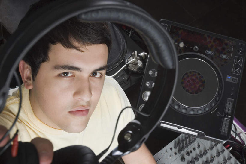 西方人,一个人,举,横图,俯视,室内,夜晚,聚会,奢侈,陶醉,夜生活,快乐,满意,幸福,欧洲,欧洲人,仅一个男性,仅一个人,握,服装,音响,音乐,音乐播放器,注视,休闲装,娱乐,仅一个年轻男性,一个,衣服,耳机,观察,看,托,享受,休闲,休闲服,放松,握着,服饰,单个,观看,夜店,察看,舒适,享乐,关注,打碟机,夜总会,dj师,唱片骑士,男人,男性,年轻男性,白种人,举起,举手,举着,抬头,向上举,向上伸,向上托,仰头,半身,彩图,高角度拍摄,DJ打碟机,播放器,沉醉