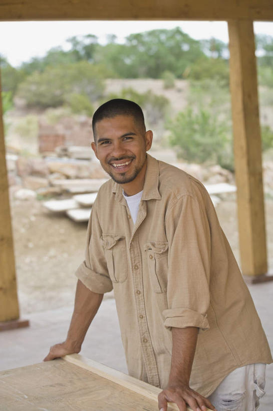 西方人,一个人,木匠,站,笑,微笑,露齿笑,竖图,室外,白天,侧面,植物,欧洲,欧洲人,仅一个男性,仅一个人,撑,阴影,服装,光线,木材,影子,柱子,扭头,注视,休闲装,木柴,树,树木,仅一个年轻男性,衣服,绿色,阳光,自然,观察,看,站着,转头,休闲,休闲服,服饰,木料,生长,成长,观看,察看,撑着,关注,男人,男性,年轻男性,白种人,木工,站立,半身,彩图