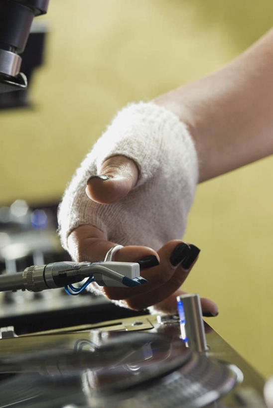 西方人,手,一个人,竖图,室内,特写,白天,正面,陶醉,快乐,欧洲,欧洲人,仅一个年轻女性,仅一个女性,仅一个人,握,阴影,朦胧,模糊,反射,纱布,影子,音乐,音乐播放器,白色,享受,手部,治疗,握着,单手,固定,医疗,打碟机,dj师,唱片骑士,止血,年轻女性,女人,女性,白种人,绷带,半身,彩图,DJ打碟机,播放器,沉醉