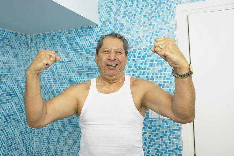 西方人,一个人,站,伸展双臂,笑,微笑,露齿笑,横图,室内,白天,正面,门,欧洲,欧洲人,仅一个男性,仅一个人,握,服装,时间,背心,时钟,手表,墙,计时,注视,墙壁,墙面,衣服,蓝色,门框,钟表,观察,看,握拳,站着,仅一个老年男性,表,握着,服饰,观看,腕表,察看,衣着,穿着,关注,衣饰,老年男性,男人,男性,白种人,钟,敞开双臂,伸开双臂,展开双肩,站立,张开手臂,张开双臂,半身,彩图