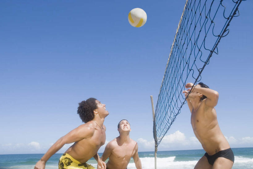西方人,三个人,伙伴,朋友,站,跳,举,横图,室外,白天,仰视,友谊,排球,海浪,海洋,欧洲,非洲,黑人,欧洲人,泳裤,短裤,裤子,浪花,云,云朵,球网,排球装备,云彩,注视,运动器械,裸露,蓝色,白云,蓝天,天空,海水,天,观察,看,托,站着,健身器械,沙滩裤,晴朗,观看,察看,关注,裸,健身器材,海景,排球球网,友情,排球运动,男人,男性,年轻男性,非洲人,大海,风浪,海,海水的波动,近岸浪,涌浪,晴空,举起,举手,举着,抬头,跳跃,向上举,向上伸,向上托,仰头,站立,半身,彩图,低角度拍摄,运动器材
