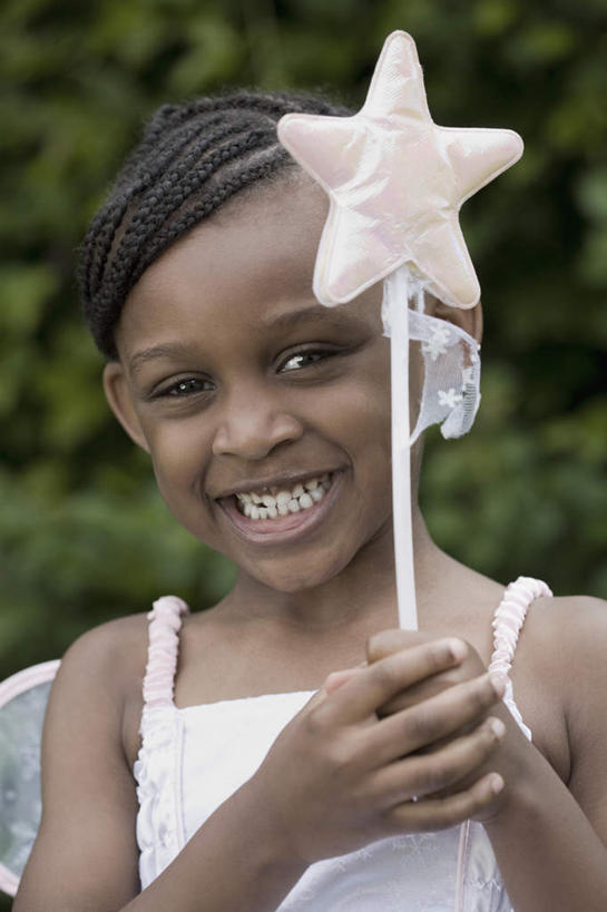 西方人,儿童,脸,头,脸颊,手,一个人,站,笑,微笑,露齿笑,竖图,室外,特写,白天,正面,裙子,纯洁,植物,欧洲,非洲,黑人,欧洲人,双手,仅一个女性,仅一个人,握,连衣裙,朦胧,模糊,拿,拿着,注视,肩膀,树,树木,小孩,绿色,自然,观察,看,站着,仅一个小孩,手部,可爱,童年,童趣,握着,生长,成长,观看,吊带裙,察看,权利,象征,关注,童真,烂漫,无邪,法杖,地位,权杖,权势,权位,天真,女孩,女人,女性,非洲人,孩子,头部,脸部,脸蛋,面部,站立,半身,彩图,女生