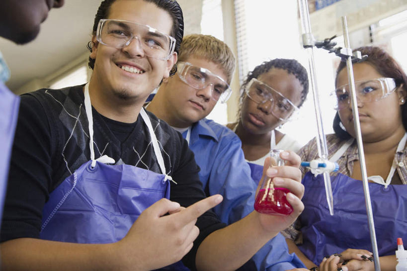 西方人,伙伴,朋友,学校,站,笑,微笑,露齿笑,横图,室内,白天,仰视,友谊,安全,实验,仪器,欧洲,非洲,黑人,欧洲人,五个人,握,指,服装,研究,透明,时间,分析,化学,测试,烧瓶,时钟,手表,围裙,眼镜,液体,锥形瓶,防护,许多人,拿,计时,拿着,扭头,注视,休闲装,方向,校园,玻璃制品,衣服,玻璃瓶,瓶子,钟表,观察,看,手势,站着,转头,一群人,休闲,教室,同学,休闲服,表,器皿,握着,服饰,观看,护目镜,保护,腕表,察看,指向,食指,校友,关注,保险,玻璃仪器,试验耗材,实验用品,铁架台,保全,周全,安稳,安定,同窗,学友,三角烧瓶,依氏烧瓶,锥形烧瓶,安全防护眼镜,平安,友情,男人,男性,年轻男性,年轻女性,女人,女性,白种人,非洲人,钟,站立,半身,彩图,低角度拍摄,防护眼镜