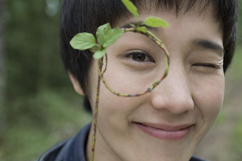 东方人,脸,头,脸颊,一个人,笑,微笑,横图,室外,特写,白天,正面,树林,植物,亚洲,仅一个年轻女性,仅一个女性,仅一个人,服装,朦胧,模糊,曲折,弯曲,枝条,注视,休闲装,黄种人,肩膀,树,树木,树枝,衣服,绿色,自然,观察,看,休闲,眯眼,休闲服,眯,服饰,蜿蜒,生长,成长,观看,察看,关注,虬枝,枝杈,年轻女性,女人,女性,亚洲人,头部,脸部,脸蛋,面部,半身,彩图