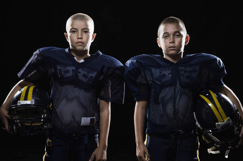 西方人,儿童,两个人,伙伴,朋友,运动员,站,横图,室内,白天,正面,运动服,友谊,纯洁,帽子,欧洲,欧洲人,握,黑色背景,服装,头盔,拿,拿着,注视,小孩,衣服,安全帽,观察,看,站着,可爱,童年,童趣,握着,摄影,服饰,影棚,观看,察看,衣着,穿着,关注,橄榄球运动员,童真,烂漫,无邪,衣饰,天真,友情,男孩,男人,男性,白种人,体育运动员,运动选手,站立,半身,彩图,影棚拍摄,拍摄,男生,运动装