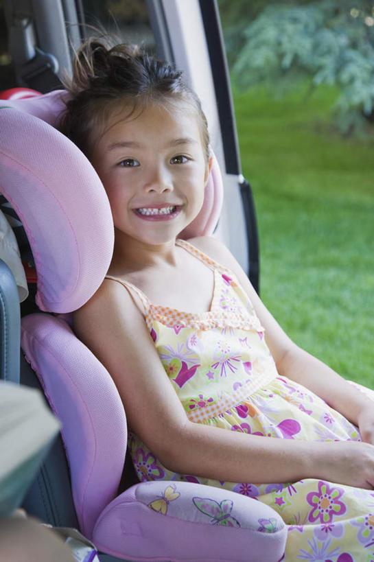 东方人,儿童,一个人,坐,笑,微笑,露齿笑,竖图,室内,白天,侧面,纯洁,安全,草地,草坪,植物,汽车,椅子,亚洲,仅一个女性,仅一个人,服装,防护,面包车,扭头,注视,休闲装,黄种人,座椅,车,草,小孩,衣服,绿色,交通工具,观察,看,转头,仅一个小孩,休闲,休闲服,可爱,童年,童趣,服饰,观看,保护,察看,舒适,关注,载具,保险,童真,烂漫,无邪,保全,周全,安稳,安定,防止,儿童安全座椅,汽车座椅,平安,天真,女孩,女人,女性,亚洲人,孩子,坐着,半身,彩图,女生