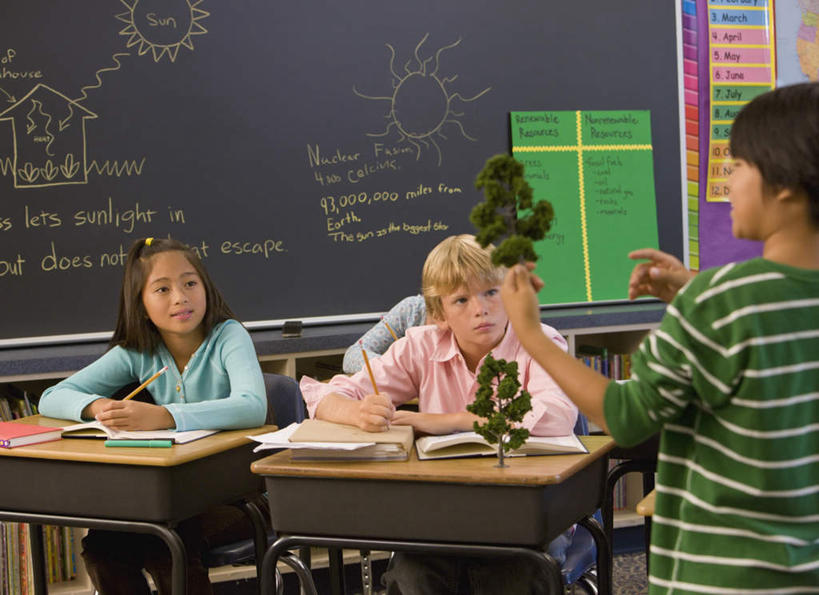 东方人,西方人,儿童,背部,三个人,伙伴,朋友,学校,站,坐,说,横图,室内,白天,正面,讨论,友谊,纯洁,植物,桌子,书籍,椅子,欧洲,欧洲人,亚洲,握,指,服装,环保,木椅,拿,拿着,注视,休闲装,黄种人,方向,书桌,校园,树,树木,小孩,衣服,绿色,自然,课桌,黑板,观察,看,手势,站着,休闲,教室,同学,休闲服,可爱,童年,童趣,教学,握着,服饰,生长,能源,成长,观看,回收,资源,察看,指向,食指,校友,关注,利用,童真,低碳,烂漫,无邪,循环,同窗,学友,持续,耐磨,教学黑板,交流,天真,友情,男孩,男人,男性,女孩,女人,女性,白种人,亚洲人,书,图书,沟通,讲话,交谈,商讨,说话,谈话,站立,坐着,半身,彩图,男生,女生