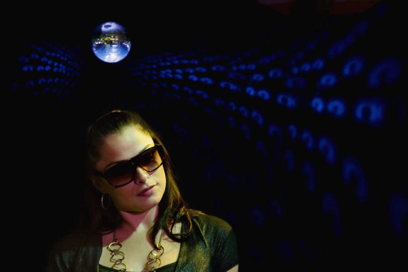 西方人,一个人,站,横图,室内,夜晚,正面,聚会,奢侈,夜生活,照明,欧洲,欧洲人,仅一个女性,仅一个人,一副,阴影,服装,光线,墨镜,眼镜,影子,灯光,注视,休闲装,娱乐,灯,衣服,太阳镜,太阳眼镜,灯具,观察,看,站着,仅一个中年女性,休闲,休闲服,遮阳镜,放松,服饰,观看,夜店,聚光灯,照亮,察看,照明设备,关注,夜总会,迪斯科球,迪斯科灯,镜面球,镜球,舞厅球,女人,女性,中年女性,白种人,站立,半身,彩图