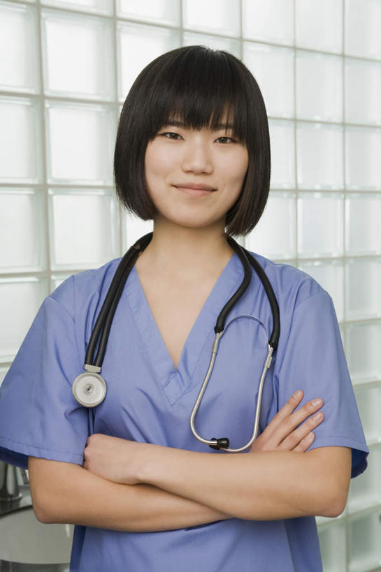 东方人,一个人,医生,医院,站,笑,双手交叉,微笑,竖图,室内,白天,正面,工作服,制服,窗户,亚洲,仅一个年轻女性,仅一个女性,仅一个人,注视,黄种人,玻璃窗,蓝色,听诊器,观察,看,站着,医护人员,医疗人员,观看,察看,医疗设备,双手抱胸,关注,医疗器械,防护服,医疗工具,隔离服,无菌服,医疗机构,工作制服,检测工具,年轻女性,女人,女性,亚洲人,大夫,站立,半身,彩图,工作套服,病院,诊所,防静电工装,隔工作服,洁净工装,洁净工作服,净化服,无尘工作服,无尘衣