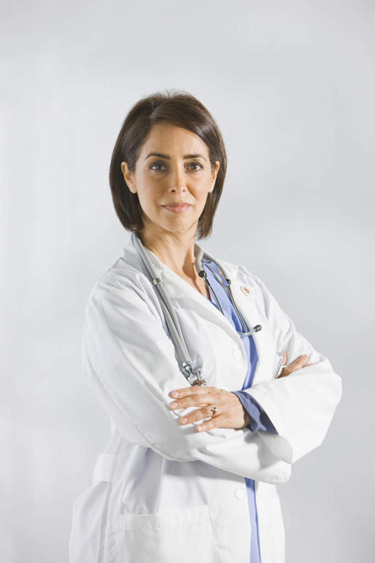 西方人,一个人,站,双手交叉,竖图,室内,白天,白色背景,侧面,欧洲,欧洲人,仅一个女性,仅一个人,服装,扭头,注视,衣服,白色,听诊器,观察,看,站着,转头,仅一个中年女性,摄影,服饰,影棚,观看,察看,医疗设备,双手抱胸,衣着,白大褂,穿着,关注,医疗器械,医疗工具,实验服,衣饰,检测工具,女人,女性,中年女性,白种人,站立,半身,彩图,影棚拍摄,拍摄,实验衣