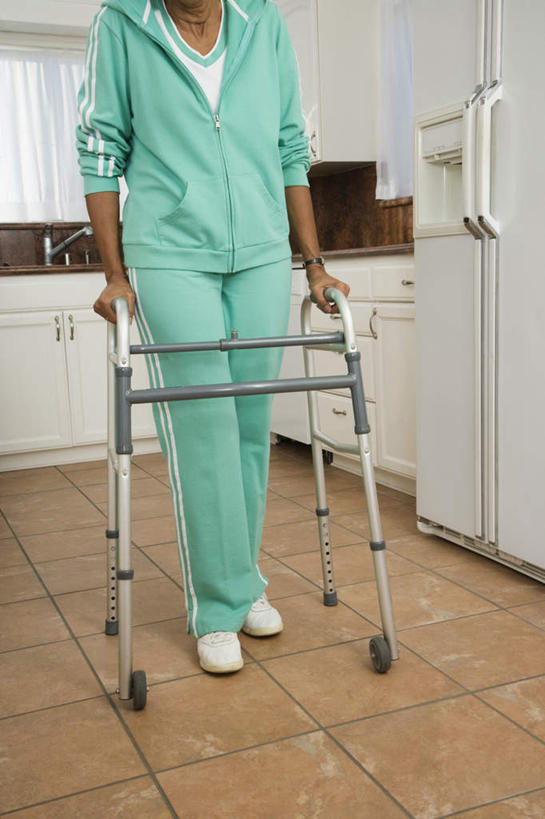 西方人,一个人,站,竖图,室内,白天,正面,运动服,厨房,欧洲,非洲,黑人,欧洲人,仅一个女性,仅一个人,握,服装,电器,工具,冰箱,拿,拿着,冷冻,冷柜,衣服,绿色,冷藏柜,站着,器械,握着,服饰,仅一个老年女性,冷藏,拐杖,储藏,家电,家用电器,衣着,穿着,医疗器械,助行器,辅助设备,保鲜,衣饰,老年女性,女人,女性,非洲人,站立,半身,彩图,灶间,四脚拐杖,助步器,运动装