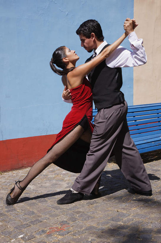 西方人,两个人,握手,竖图,室外,白天,侧面,高跟鞋,衬衫,裙子,爱情,时尚,跳舞,热情,鞋子,椅子,欧洲,欧洲人,阴影,连衣裙,光线,影子,木椅,浪漫,注视,相视,红色,蓝色,蓝天,天空,阳光,天,观察,看,温暖,温馨,面对面,恩爱,激情,恋人,晴朗,观看,对视,和睦,察看,互视,关注,时髦,相对,舞姿,万里无云,相看,时兴,豪情,狂热,男人,男性,年轻男性,年轻女性,女人,女性,白种人,情侣,晴空,晴空万里,搀手,拉手,手拉手,手握手,彩图,全身,衬衣,皮鞋,舞蹈,伴侣,融洽,弗拉明戈,弗拉明戈舞