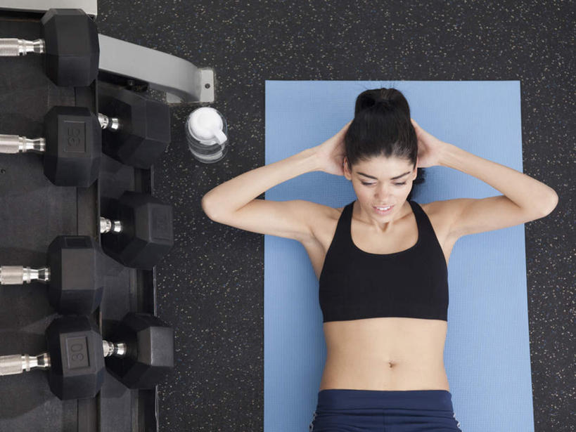 西方人,一个人,健身房,躺,闭眼,仰卧起坐,横图,俯视,室内,白天,锻炼,运动,哑铃,欧洲,欧洲人,仅一个年轻女性,仅一个女性,仅一个人,一排,许多,阴影,服装,整齐,反射,背心,毯子,影子,娱乐,运动器械,排列,衣服,瑜伽垫,垫子,享受,休闲,健身器械,放松,服饰,衣着,穿着,队列,健身器材,瑜伽毯,室内运动,衣饰,露脐装,卧着,年轻女性,女人,女性,白种人,闭眼睛,闭着眼,闭着眼睛,躺着,卧,仰卧,半身,彩图,高角度拍摄,健身,健身馆,运动器材