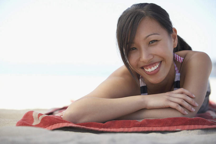 东方人,一个人,笑,微笑,露齿笑,横图,室外,白天,正面,泳装,沙滩,亚洲,仅一个年轻女性,仅一个女性,仅一个人,阴影,光线,纺织物,沙子,影子,海岸,沙地,注视,黄种人,阳光,毛巾,观察,看,趴着,清洁,观看,保暖,察看,关注,透气,连体泳衣,防水,储水,耐磨,吸水,年轻女性,女人,女性,亚洲人,海滩,趴,半身,彩图,泳衣,海滩巾