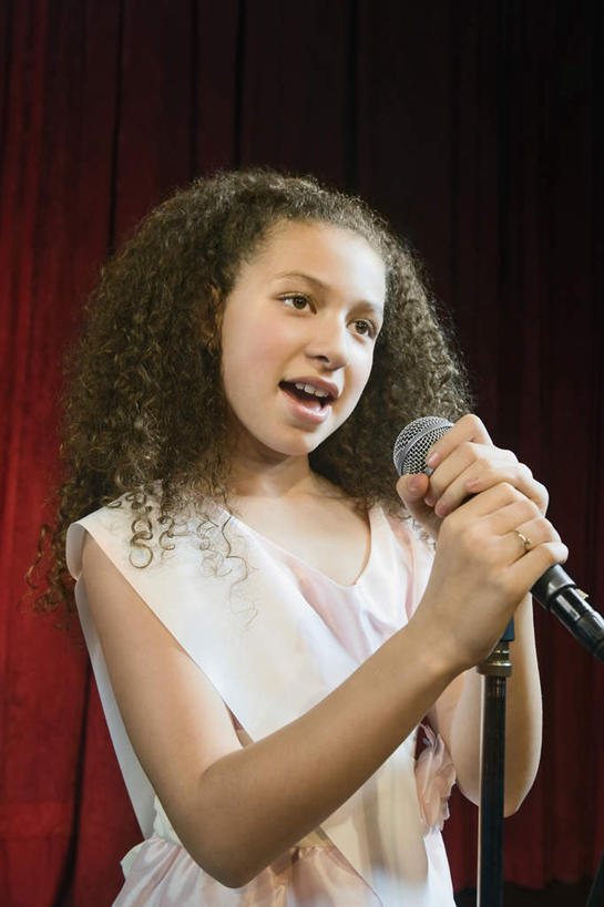 西方人,儿童,一个人,站,竖图,室内,白天,正面,裙子,纯洁,欧洲,非洲,黑人,欧洲人,仅一个女性,仅一个人,握,阴影,连衣裙,反射,影子,注视,一个,小孩,话筒,观察,看,站着,仅一个小孩,可爱,童年,童趣,握着,唱歌,单个,观看,察看,麦克风,关注,扩音器,演唱,传声器,歌唱,童真,烂漫,无邪,微音器,天真,女孩,女人,女性,非洲人,孩子,站立,半身,彩图,女生