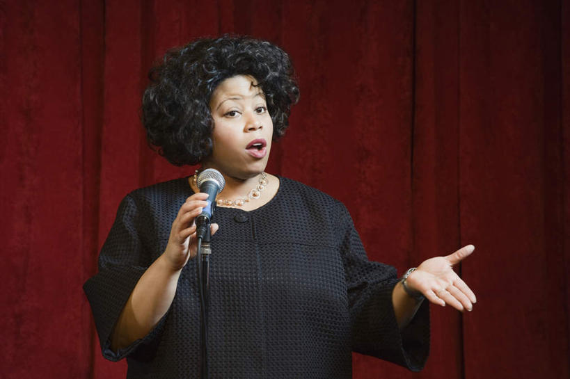 西方人,一个人,歌唱家,站,横图,室内,白天,正面,欧洲,非洲,黑人,欧洲人,仅一个女性,仅一个人,阴影,服装,反射,影子,注视,休闲装,一个,衣服,红色,黑色,话筒,观察,看,站着,仅一个中年女性,休闲,休闲服,唱歌,服饰,帷幕,单个,观看,察看,麦克风,关注,扩音器,帷幔,幕布,演唱,幕帘,传声器,歌唱,微音器,帷幔布,女人,女性,中年女性,非洲人,歌手,站立,半身,彩图