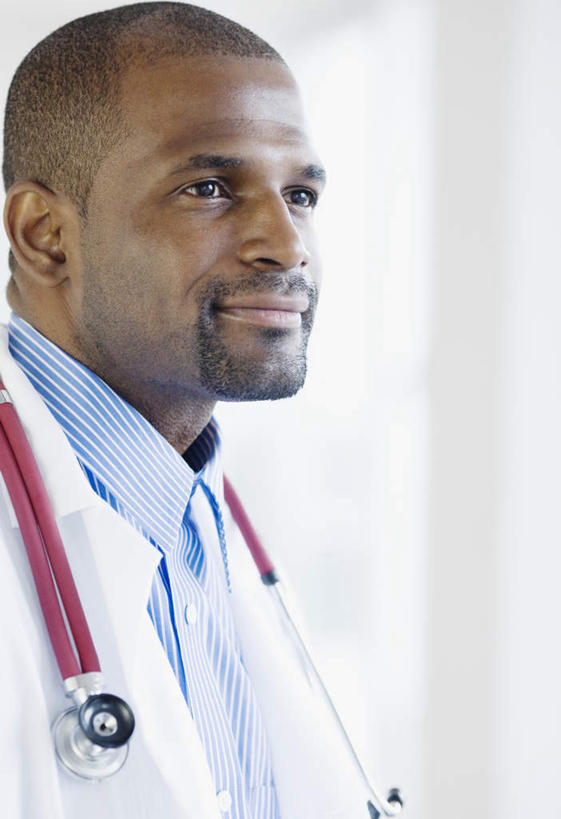 西方人,脸,头,脸颊,胡须,一个人,医生,医院,笑,微笑,竖图,室内,特写,白天,侧面,欧洲,非洲,黑人,欧洲人,仅一个男性,仅一个人,仅一个中年男性,服装,扭头,注视,肩膀,衣服,白色,听诊器,观察,看,转头,医护人员,医疗人员,服饰,观看,察看,医疗设备,衣着,白大褂,穿着,关注,医疗器械,医疗工具,实验服,医疗机构,衣饰,检测工具,男人,男性,中年男性,非洲人,头部,胡子,络腮胡,脸部,脸蛋,面部,大夫,半身,彩图,病院,诊所,实验衣