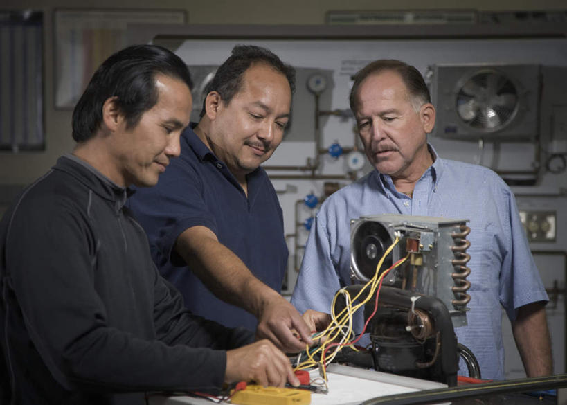 西方人,三个人,伙伴,朋友,技术人员,工厂,站,横图,室内,白天,正面,友谊,合作,团队,欧洲,欧洲人,握,指,阴影,服装,电力,反射,电线,线,影子,墙,实验室,研究室,电能,线路,注视,指点,休闲装,墙壁,墙面,衣服,观察,看,站着,休闲,休闲服,战略,握着,服饰,观看,电,电源,电源线,察看,指向,关注,能量,试验室,联合,合谋,配合,协作,男人,男性,中年男性,白种人,技术员,站立,半身,彩图,工地,制造厂