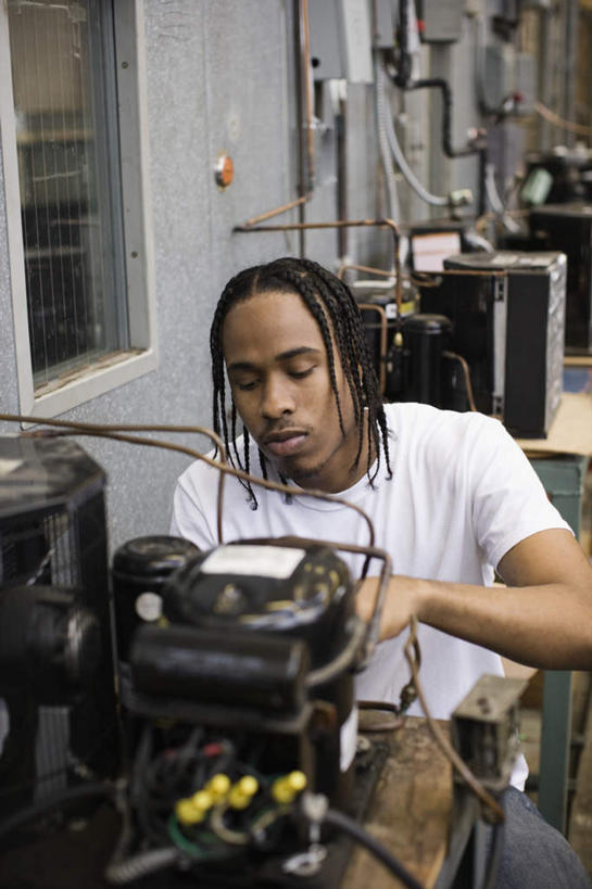 西方人,一个人,坐,竖图,室内,白天,正面,窗户,桌面,桌子,欧洲,非洲,黑人,欧洲人,仅一个男性,仅一个人,握,服装,测量,木制,标志,电器,数字,文字,字符,墙,指针,拿,拿着,注视,休闲装,标识,玻璃窗,墙壁,墙面,仅一个年轻男性,衣服,白色,木制品,观察,看,休闲,休闲服,握着,阿拉伯数字,服饰,观看,修理,察看,关注,仪表盘,水表,男人,男性,年轻男性,非洲人,坐着,半身,彩图,水流量