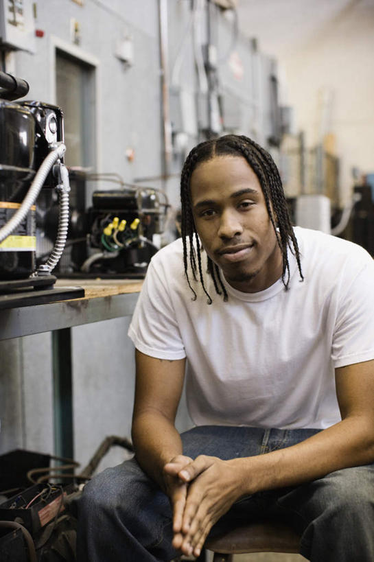 西方人,一个人,坐,竖图,室内,白天,正面,窗户,桌面,桌子,欧洲,非洲,黑人,欧洲人,仅一个男性,仅一个人,服装,测量,木制,标志,电器,数字,文字,字符,墙,指针,祝福,注视,休闲装,标识,玻璃窗,墙壁,墙面,虔诚,仅一个年轻男性,衣服,白色,木制品,观察,看,祈祷,双手合十,休闲,休闲服,阿拉伯数字,服饰,观看,察看,关注,感谢,合掌,仪表盘,合十礼,合掌礼,合十,莲华合掌,感恩,水表,男人,男性,年轻男性,非洲人,坐着,半身,彩图,水流量