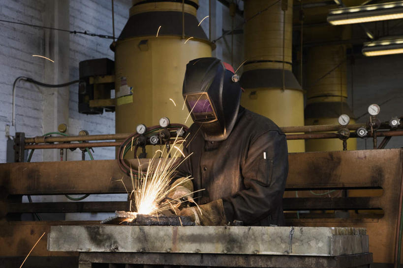 西方人,一个人,焊工,工厂,站,横图,室内,白天,正面,工作服,制服,安全,机器,照明,欧洲,欧洲人,仅一个男性,仅一个人,连接,握,组合,灯光,防护,拿,拿着,注视,吊灯,灯,仅一个年轻男性,灯具,低头,观察,看,站着,握着,观看,保护,电焊,焊接,照亮,制造,机床,察看,紧固,照明设备,关注,面罩,拼接,拼凑,保险,焊枪,车床,拼合,凑集,聚合,撮合,保全,周全,安稳,安定,牢固,电弧焊,工作制服,平安,男人,男性,年轻男性,白种人,电焊工,焊接工,站立,半身,彩图,工作套服,工地,制造厂,电焊面罩,工具机,工作母机