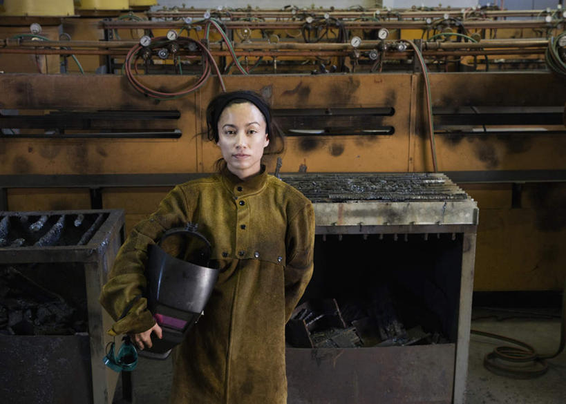 东方人,西方人,一个人,机修工,工厂,站,横图,室内,白天,正面,工作服,制服,安全,机器,欧洲,欧洲人,亚洲,仅一个女性,仅一个人,握,防护,拿,拿着,注视,黄种人,工人,观察,看,站着,仅一个中年女性,握着,观看,保护,制造,机床,察看,关注,面罩,保险,背手,车床,保全,周全,安稳,安定,工作制服,平安,女人,女性,中年女性,白种人,亚洲人,机械师,机修工人,站立,半身,彩图,工作套服,工地,制造厂,电焊面罩,工具机,工作母机