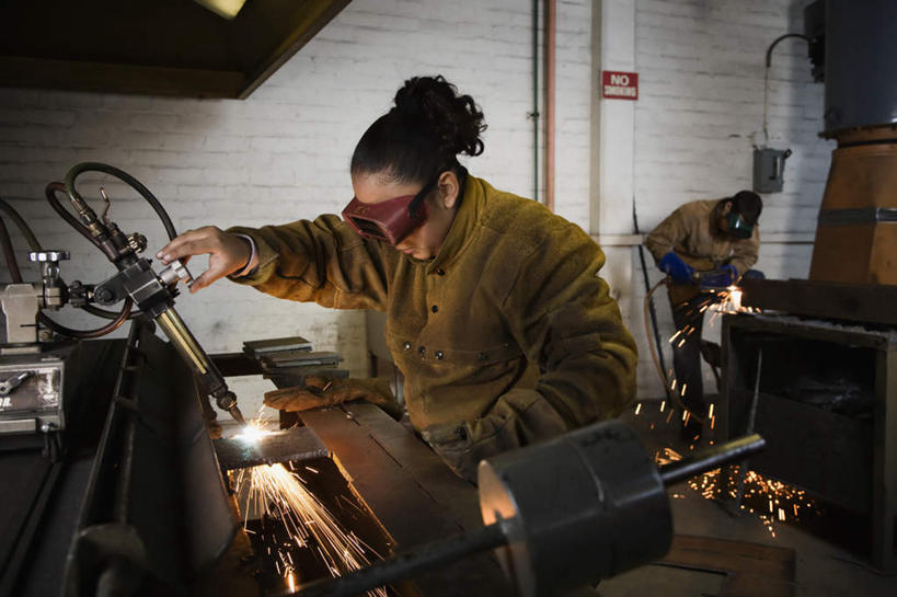 西方人,两个人,焊工,工厂,站,横图,室内,白天,侧面,工作服,制服,安全,机器,欧洲,欧洲人,连接,握,组合,火花,防护,拿,拿着,注视,低头,观察,看,站着,握着,观看,保护,电焊,焊接,制造,机床,火星,察看,紧固,关注,面罩,拼接,拼凑,保险,焊枪,车床,拼合,凑集,聚合,撮合,保全,周全,安稳,安定,牢固,电弧焊,工作制服,平安,年轻女性,女人,女性,白种人,电焊工,焊接工,站立,半身,彩图,工作套服,工地,制造厂,电焊面罩,工具机,工作母机