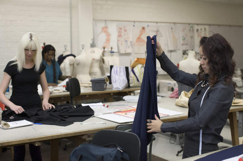 东方人,西方人,三个人,伙伴,朋友,学校,站,横图,室内,白天,正面,裙子,友谊,桌面,桌子,椅子,欧洲,欧洲人,亚洲,握,连衣裙,服装,木制,人造模特,木椅,墙,拿,拿着,注视,休闲装,黄种人,校园,墙壁,墙面,衣服,白色,木制品,低头,观察,看,站着,休闲,教室,同学,休闲服,握着,服饰,道具,观看,察看,校友,关注,模特道具,时装道具,同窗,学友,友情,年轻女性,女人,女性,白种人,亚洲人,站立,半身,彩图,包布模特,服装立裁人台,人台,试衣模特,试衣人台