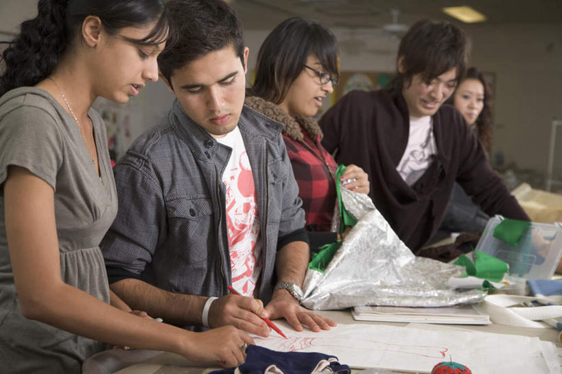 东方人,伙伴,朋友,学校,站,笑,微笑,露齿笑,横图,室内,白天,正面,友谊,桌面,桌子,照明,亚洲,五个人,握,服装,木制,笔,图纸,眼镜,灯光,办公用品,设计图,许多人,拿,拿着,注视,休闲装,黄种人,校园,顶灯,灯,文具,衣服,木制品,铅笔,学习用品,灯具,低头,观察,看,站着,一群人,休闲,教室,同学,休闲服,握着,服饰,观看,文具用品,照亮,察看,书写,照明设备,校友,关注,近视眼镜,同窗,学友,友情,男人,男性,年轻男性,年轻女性,女人,女性,亚洲人,设计,站立,半身,彩图,纸样,服装纸样,服装样板,服装设计,服装模板