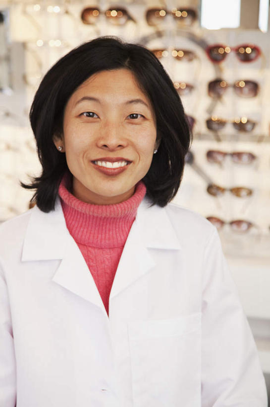 东方人,一个人,商店,站,笑,微笑,露齿笑,竖图,室内,白天,正面,工作服,毛衣,制服,亚洲,仅一个女性,仅一个人,许多,朦胧,模糊,墨镜,眼镜,注视,黄种人,商铺,太阳镜,太阳眼镜,观察,看,站着,仅一个中年女性,遮阳镜,观看,验光师,察看,关注,线衫,市肆,商号,工作制服,女人,女性,中年女性,亚洲人,站立,半身,彩图,工作套服,绒衣,套衫,套头毛衣,线衣,店铺